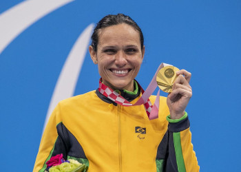 Carol Santiago é ouro e Cecília Araújo prata na natação